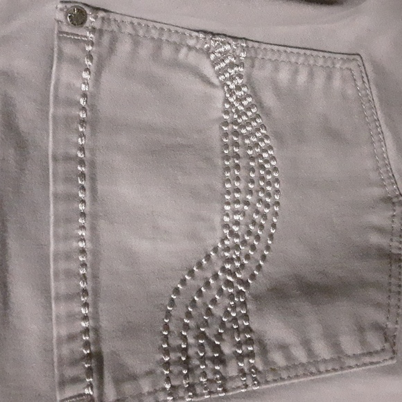 White House Black Market Embroidered Cargo Pants NWOT - Picture 3 of 4